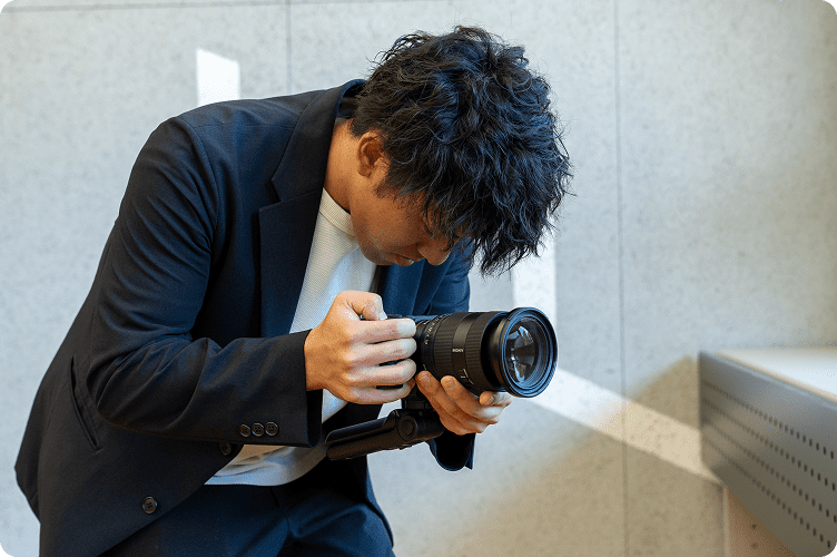 カメラを構える人物